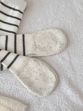 SHEIN Playful Pals طقم بسيط وجميل من قطعتين للأطفال الرضع الذكور، يتكون من كنزة صوفية صوفية رمادية طويلة الأكمام مزينة بنمط الزرافة وبنطلون صوفي مخطط ضيق، مناسب للخريف والشتاء