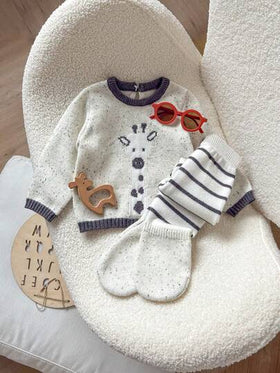 SHEIN Playful Pals طقم بسيط وجميل من قطعتين للأطفال الرضع الذكور، يتكون من كنزة صوفية صوفية رمادية طويلة الأكمام مزينة بنمط الزرافة وبنطلون صوفي مخطط ضيق، مناسب للخريف والشتاء