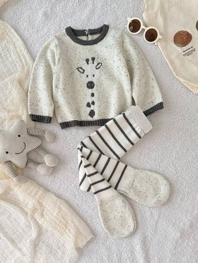 SHEIN Playful Pals طقم بسيط وجميل من قطعتين للأطفال الرضع الذكور، يتكون من كنزة صوفية صوفية رمادية طويلة الأكمام مزينة بنمط الزرافة وبنطلون صوفي مخطط ضيق، مناسب للخريف والشتاء