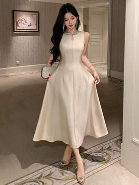 DAZY فستان نسائي أنيق بلون أحادي مرصع بالراين بدون أكمام وطول متوسط، مناسب للصيف وحفلات الزفاف