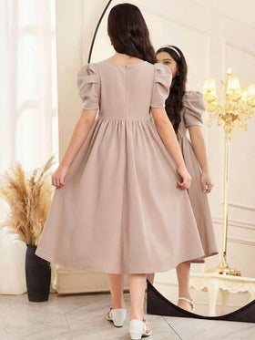 فستان ساتان منسوج مزين باللؤلؤ ذو ياقة مربعة وأكمام منتفخة وذيل مكرر، مناسب للأعراس والحفلات وأعياد الميلاد والتجمعات في الربيع والصيف
