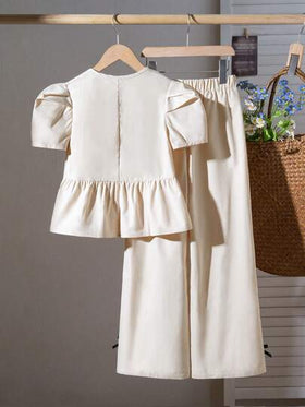 SHEIN Elladie kids مجموعة من قطعتين: ملابس علوية بأكمام منتفخة مع أزرار مائلة وهيم مطوي، مقترنة مع بنطلون ذو ساق مستقيمة وواسعة