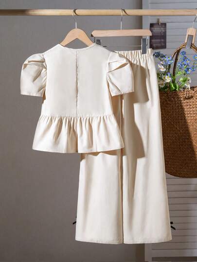 SHEIN Elladie kids مجموعة من قطعتين: ملابس علوية بأكمام منتفخة مع أزرار مائلة وهيم مطوي، مقترنة مع بنطلون ذو ساق مستقيمة وواسعة