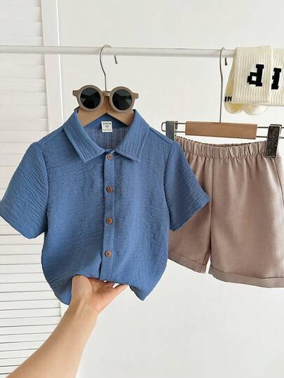 SHEIN مجموعة قميص أكمام قصيرة لون سادة وشورت ذو خصر مطاطي مناسبة للأولاد الصغار، مناسبة للصيف في المنزل والخروج والسفر والعطلات 2 قطعة/مجموعة