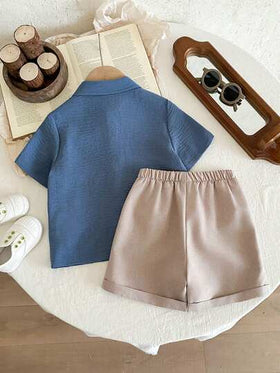SHEIN مجموعة قميص أكمام قصيرة لون سادة وشورت ذو خصر مطاطي مناسبة للأولاد الصغار، مناسبة للصيف في المنزل والخروج والسفر والعطلات 2 قطعة/مجموعة
