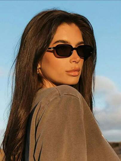 نظارة شمسية نسائية بإطار مستطيل بلاستيكي صغير وساق رفيعة، بلون بيج عاجي، أنيقة وبسيطة، مناسبة للاستخدام اليومي والسفر والتصوير الشارعي، بطراز أوروبي وأمريكي عصري