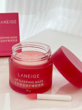 Laneige 20 جرام قناع نوم للشفاه بعطر الخوخ، بصيغة التوت، عميق الترطيب، يصلح الشفاه الجافة والمتقشرة. يزيل بلطف تقشير الشفاه، يضيء لون الشفاه، ويترك الشفاه ناعمة وملساء وغير لزجة. مناسب للاستخدام ليلاً. | مستحضرات تجميل كورية ، مكياج كوري