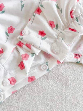 SHEIN Vintaside Kids طقم رومبير مكون من 3 قطع مطبوع عليه حشرات للبنات الصغار، يشمل قبعة مكسرة الأكمام وشورت بخصر مجمع، ملابس صيفية مريحة وكاجوال