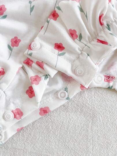 SHEIN Vintaside Kids طقم رومبير مكون من 3 قطع مطبوع عليه حشرات للبنات الصغار، يشمل قبعة مكسرة الأكمام وشورت بخصر مجمع، ملابس صيفية مريحة وكاجوال