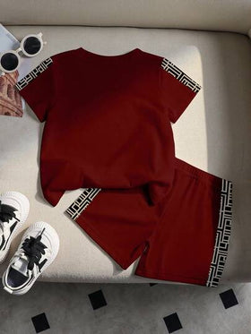 SHEIN Playful Pals طقم أطفال ولادي كاجوال بتصميم أنيق بطباعة الحروف والهندسية المربعة، تي شيرت بياقة دائرية وأكمام قصيرة وشورت، قطن ناعم، مناسب للارتداء اليومي في الربيع والصيف