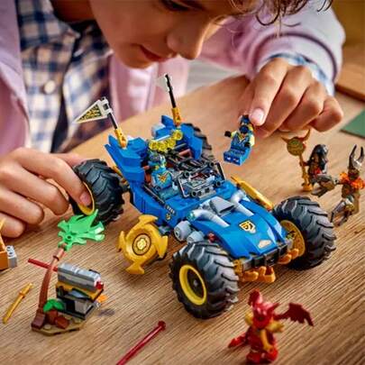 LEGO لعبة بناء سيارة جاي المتحولة من ليغو نينجاجو للأولاد والبنات - سيارة لعب بوضعين للعب للأطفال من عمر 8 سنوات فما فوق - مع الشخصيات جاي، نيا، كاي بشكل تنين، وشخصيتين إضافيتين - فكرة هدية لأعياد الميلاد - 71856