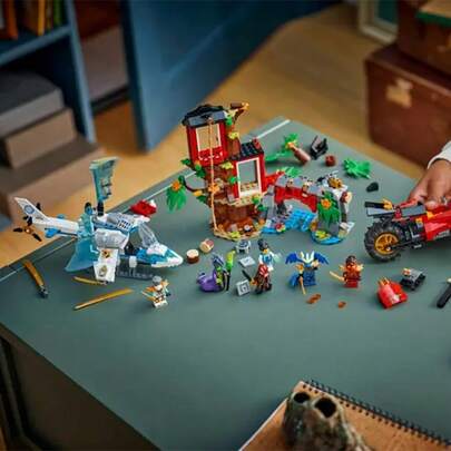 LEGO لعبة بناء سيارة نينجا ومنزل الشجرة من ليغو نينجاغو للأولاد والبنات والأطفال من عمر 7 سنوات فما فوق - طقم لعب النينجا مع 5 شخصيات صغيرة، دراجة نارية وطائرة هليكوبتر - فكرة هدية لأعياد الميلاد - 71857