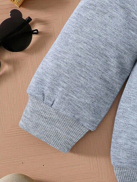 SHEIN مجموعة من قطعتين للأطفال الرضع والصغار من الجنسين 0-3 سنوات، تتكون من ملابس علوية كاجوال بأكمام طويلة وياقة مستديرة باللون الأزرق للربيع/الخريف وبنطال أبيض مطبوع عليه حرف مزيف من الجينز، مجموعة مريحة للخارج والكاجوال والرياضة والحفلات