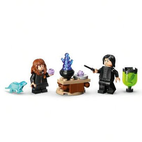 لعبة بناء LEGO هاري بوتر: غرفة الصيدلة السرية، لعبة تظاهر للأطفال من الجنسين، للأعمار 10 سنوات فما فوق، تشمل 2 شخصية صغيرة وبطرونس الخفاش لهيرمايوني، فكرة هدية لأعياد الميلاد - 76464
