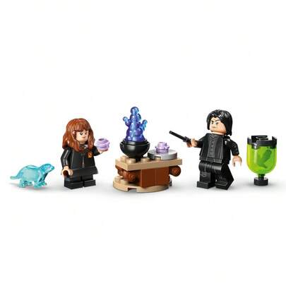 لعبة بناء LEGO هاري بوتر: غرفة الصيدلة السرية، لعبة تظاهر للأطفال من الجنسين، للأعمار 10 سنوات فما فوق، تشمل 2 شخصية صغيرة وبطرونس الخفاش لهيرمايوني، فكرة هدية لأعياد الميلاد - 76464