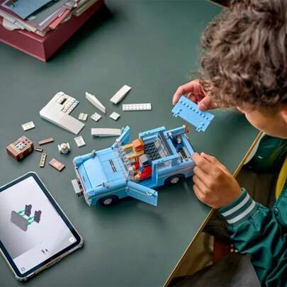 LEGO لعبة بناء سيارة فورد أنجليا الطائرة المسحورة من ليجو هاري بوتر، للأولاد والبنات من عمر 14 سنة فما فوق، ديكور رفوف الكتب وغرف النوم، مع شخصيات هاري وهرون وهيدويج الصغيرة، فكرة هدية لأعياد الميلاد - 76470