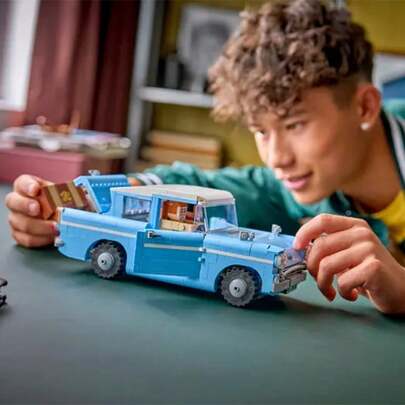 LEGO لعبة بناء سيارة فورد أنجليا الطائرة المسحورة من ليجو هاري بوتر، للأولاد والبنات من عمر 14 سنة فما فوق، ديكور رفوف الكتب وغرف النوم، مع شخصيات هاري وهرون وهيدويج الصغيرة، فكرة هدية لأعياد الميلاد - 76470