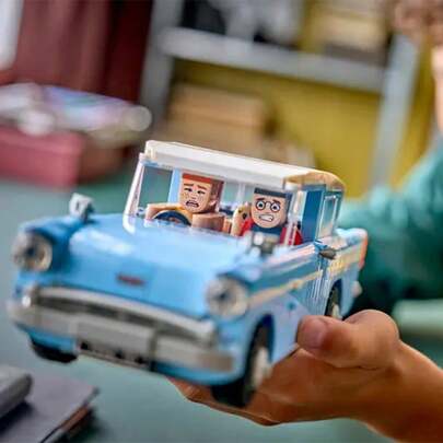 LEGO لعبة بناء سيارة فورد أنجليا الطائرة المسحورة من ليجو هاري بوتر، للأولاد والبنات من عمر 14 سنة فما فوق، ديكور رفوف الكتب وغرف النوم، مع شخصيات هاري وهرون وهيدويج الصغيرة، فكرة هدية لأعياد الميلاد - 76470