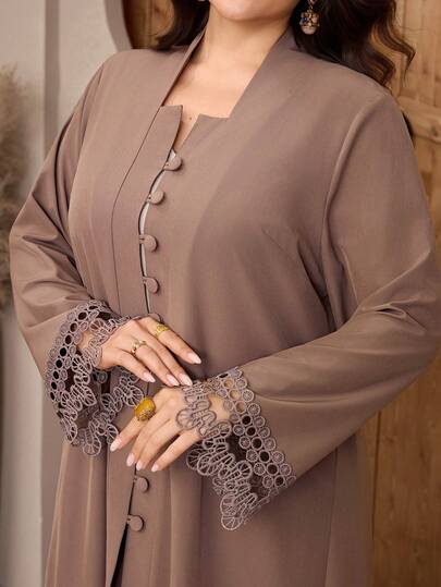 Al Najma رمضان عباية نسائية كبيرة الحجم بأكمام طويلة وأزرار أحادية الصدر مع تطريز دانتيل متباين