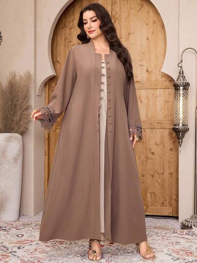 Al Najma رمضان عباية نسائية كبيرة الحجم بأكمام طويلة وأزرار أحادية الصدر مع تطريز دانتيل متباين