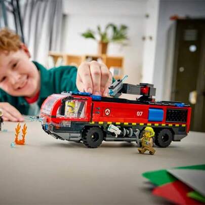 LEGO شاحنة إطفاء مطار ليغو سيتي لعبة بناء للأطفال - مركبة طوارئ تظاهرية للأولاد والبنات، من عمر 7 سنوات فما فوق - سيارة إطفاء لعبة مع 4 شخصيات صغيرة لرجال الإطفاء - فكرة هدية لأعياد الميلاد - 60499