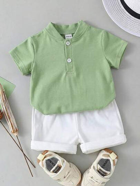 SHEIN Playful Pals مجموعة قميص كم قصير بياقة مندرين أنيقة وبسيطة وبنطلون بلون متباين مناسبة للأطفال الصبية في الصيف، قطعتان