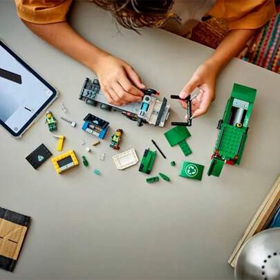 شاحنة إعادة التدوير LEGO City - 60495، مناسبة كهدية لعيد الطفل