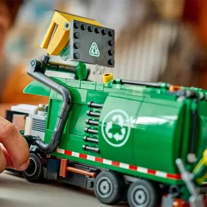 شاحنة إعادة التدوير LEGO City - 60495، مناسبة كهدية لعيد الطفل