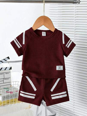 SHEIN Playful Pals طقم ملابس للأطفال الصبيان مكون من 2 قطعة: تي شيرت مطبوع بأكمام راجلان وشورت، مناسب للصيف، مثالي للخروجات