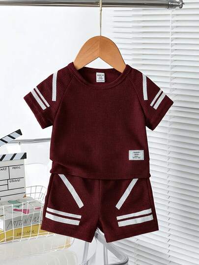 SHEIN Playful Pals طقم ملابس للأطفال الصبيان مكون من 2 قطعة: تي شيرت مطبوع بأكمام راجلان وشورت، مناسب للصيف، مثالي للخروجات