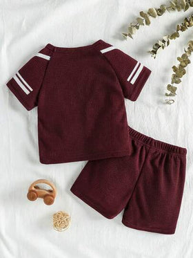 SHEIN Playful Pals طقم ملابس للأطفال الصبيان مكون من 2 قطعة: تي شيرت مطبوع بأكمام راجلان وشورت، مناسب للصيف، مثالي للخروجات