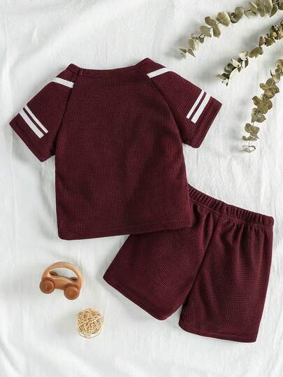 SHEIN Playful Pals طقم ملابس للأطفال الصبيان مكون من 2 قطعة: تي شيرت مطبوع بأكمام راجلان وشورت، مناسب للصيف، مثالي للخروجات