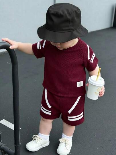 SHEIN Playful Pals طقم ملابس للأطفال الصبيان مكون من 2 قطعة: تي شيرت مطبوع بأكمام راجلان وشورت، مناسب للصيف، مثالي للخروجات