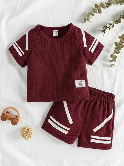 SHEIN Playful Pals طقم ملابس للأطفال الصبيان مكون من 2 قطعة: تي شيرت مطبوع بأكمام راجلان وشورت، مناسب للصيف، مثالي للخروجات