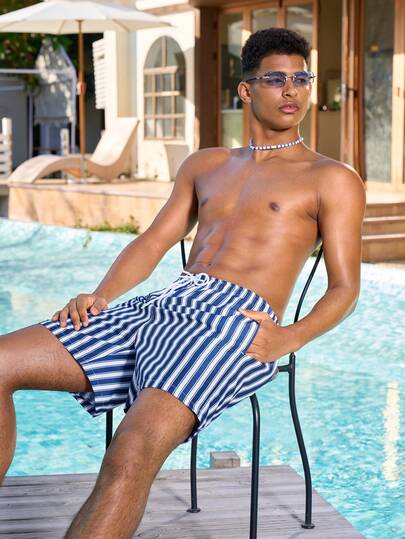 Manfinity VDAYZ شورت شاطئ رجالي بخصر رباط مطبوع بألوان مختلطة وخطوط، شورت رجالي مخطط باللونين الأزرق والأبيض، ملابس شاطئ رجالية، شورت سباحة رجالي مطابق