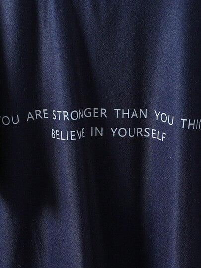 طقم بيجامة مكون من ملابس علوية بأكمام قصيرة مطبوع عليها شعار وبنطلون مربعات للمراهقين
