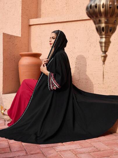 Al Najma رمضان عباءة سوداء ذات أكمام مطبوعة بتصميم رقعي مع وشاح للرأس