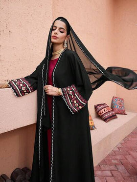 Al Najma رمضان عباءة سوداء ذات أكمام مطبوعة بتصميم رقعي مع وشاح للرأس