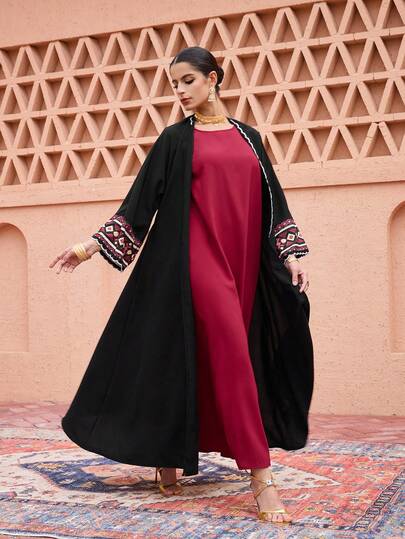 Al Najma رمضان عباءة سوداء ذات أكمام مطبوعة بتصميم رقعي مع وشاح للرأس