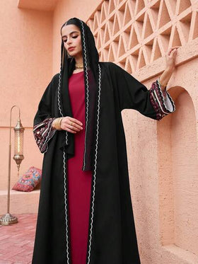 Al Najma رمضان عباءة سوداء ذات أكمام مطبوعة بتصميم رقعي مع وشاح للرأس