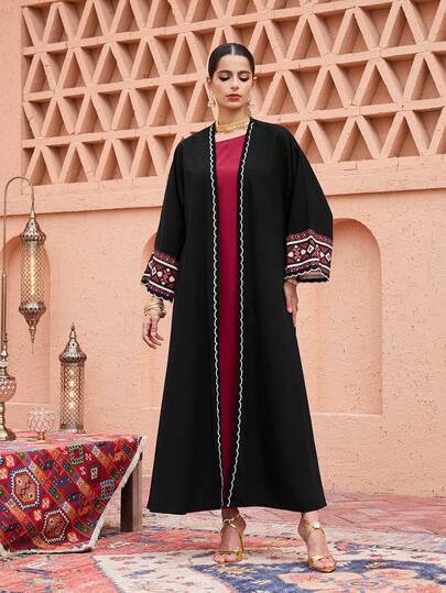 Al Najma رمضان عباءة سوداء ذات أكمام مطبوعة بتصميم رقعي مع وشاح للرأس
