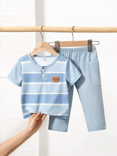 SHEIN Playful Pals مجموعة ملابس علوية وبنطلون قصير الأكمام بياقة دائرية مخطط للأطفال الصغار، قطعتان