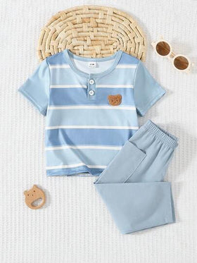 SHEIN Playful Pals مجموعة ملابس علوية وبنطلون قصير الأكمام بياقة دائرية مخطط للأطفال الصغار، قطعتان