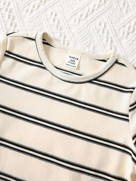 SHEIN مجموعة من قطعتين للأطفال الرضع البنين/البنات، تتكون من تي شيرت كاجوال مخطط بطبعات كرتونية جميلة وشورت مع أشرطة حمالة بشكل دب كرتوني، مناسبة للارتداء في الربيع والصيف للمنزل أو الخارج