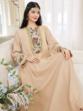SHEIN فستان ذو رقبة على شكل V مزين بالدانتيل والحواف الذهبية مع أكمام ذات نمط رجعي يحمل عناصر تقليدية، قلادة شرابة تضيف أناقة، قصة فضفاضة تجسد خصائص الملابس الشرق أوسطية، مناسب للاحتفالات والمناسبات، يجمع بين الجوهر التقليدي وملابس الاحتفالات