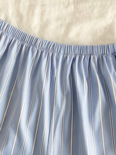 SHEIN Vintaside Kids مجموعة بيجامات مخططة للأولاد قطعتين، بنطلون مخطط أبيض وأزرق، ولباس علوي طويلة الأكمام بطبعة حرفية بيضاء، قماش ناعم وقابل للتنفس، مناسب للربيع والخريف، وهدية رائعة للأطفال