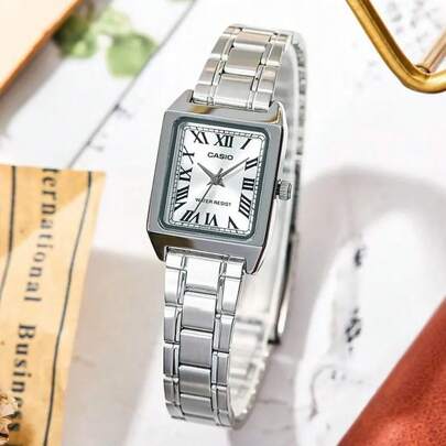 Casio ساعة كاسيو للنساء بتصميم مربع بعقارب الكوارتز LTP-V007D-7B، حالة معدنية رفيعة 7.5 مم، سوار من الفولاذ المقاوم للصدأ، عقارب بأرقام رومانية، مرآة زجاج معدني وإبزيم قابل للطي - ساعة فستان أنيقة عتيقة للاستخدام اليومي/المكتبي