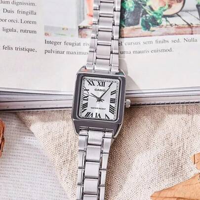Casio ساعة كاسيو للنساء بتصميم مربع بعقارب الكوارتز LTP-V007D-7B، حالة معدنية رفيعة 7.5 مم، سوار من الفولاذ المقاوم للصدأ، عقارب بأرقام رومانية، مرآة زجاج معدني وإبزيم قابل للطي - ساعة فستان أنيقة عتيقة للاستخدام اليومي/المكتبي