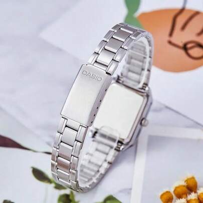 Casio ساعة كاسيو للنساء بتصميم مربع بعقارب الكوارتز LTP-V007D-7B، حالة معدنية رفيعة 7.5 مم، سوار من الفولاذ المقاوم للصدأ، عقارب بأرقام رومانية، مرآة زجاج معدني وإبزيم قابل للطي - ساعة فستان أنيقة عتيقة للاستخدام اليومي/المكتبي