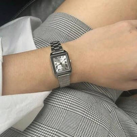 Casio ساعة كاسيو للنساء بتصميم مربع بعقارب الكوارتز LTP-V007D-7B، حالة معدنية رفيعة 7.5 مم، سوار من الفولاذ المقاوم للصدأ، عقارب بأرقام رومانية، مرآة زجاج معدني وإبزيم قابل للطي - ساعة فستان أنيقة عتيقة للاستخدام اليومي/المكتبي
